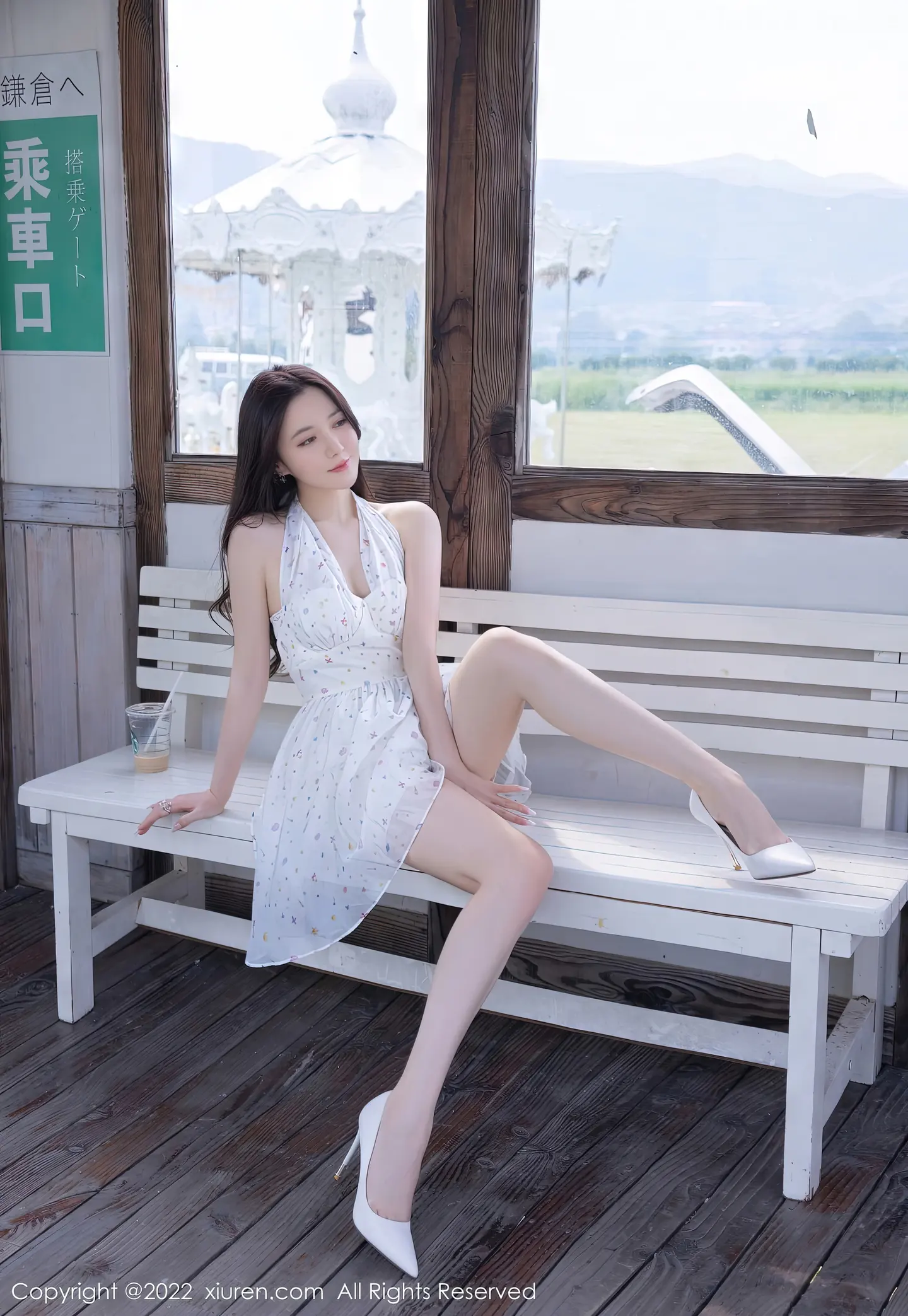 图片[4]-[XiuRen秀人网] VOL.5947 模特鱼子酱Fish电车场景脱露肩连衣裙露白色蕾丝内衣诱惑写真80P-秀人网官方网站